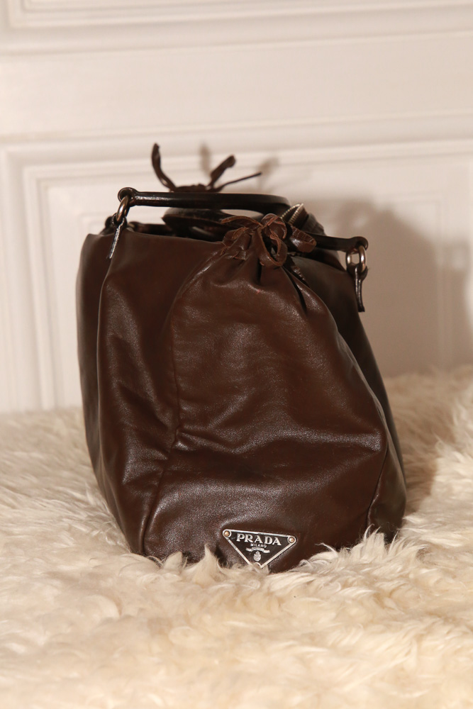 intage Prada Bowling Bag aus dunkelbraunem Nappa-Leder mit weicher Speedy-Silhouette und silberfarbener Hardware.