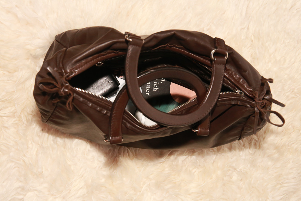 intage Prada Bowling Bag aus dunkelbraunem Nappa-Leder mit weicher Speedy-Silhouette und silberfarbener Hardware.