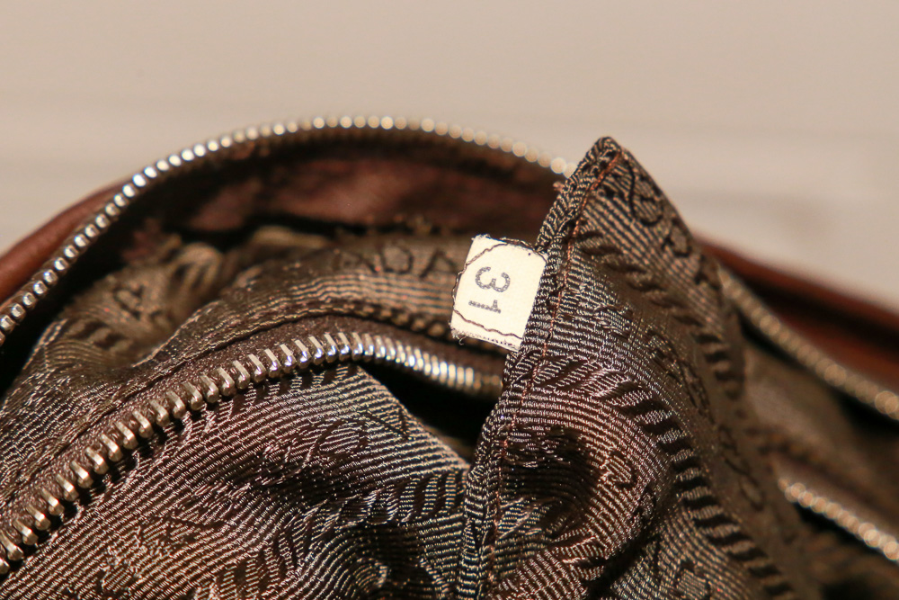 intage Prada Bowling Bag aus dunkelbraunem Nappa-Leder mit weicher Speedy-Silhouette und silberfarbener Hardware.