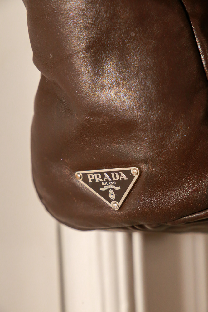 intage Prada Bowling Bag aus dunkelbraunem Nappa-Leder mit weicher Speedy-Silhouette und silberfarbener Hardware.