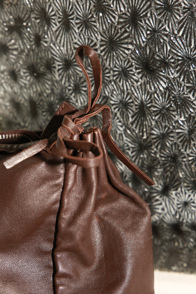 intage Prada Bowling Bag aus dunkelbraunem Nappa-Leder mit weicher Speedy-Silhouette und silberfarbener Hardware.