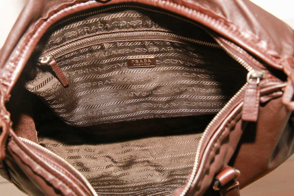 intage Prada Bowling Bag aus dunkelbraunem Nappa-Leder mit weicher Speedy-Silhouette und silberfarbener Hardware.
