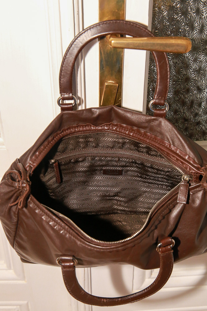 intage Prada Bowling Bag aus dunkelbraunem Nappa-Leder mit weicher Speedy-Silhouette und silberfarbener Hardware.