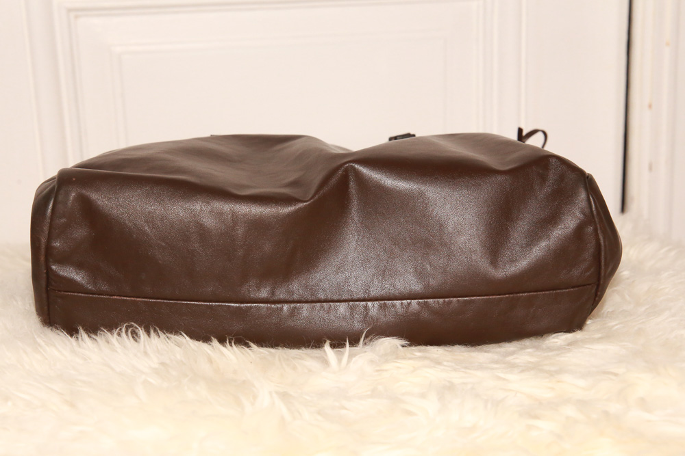 intage Prada Bowling Bag aus dunkelbraunem Nappa-Leder mit weicher Speedy-Silhouette und silberfarbener Hardware.
