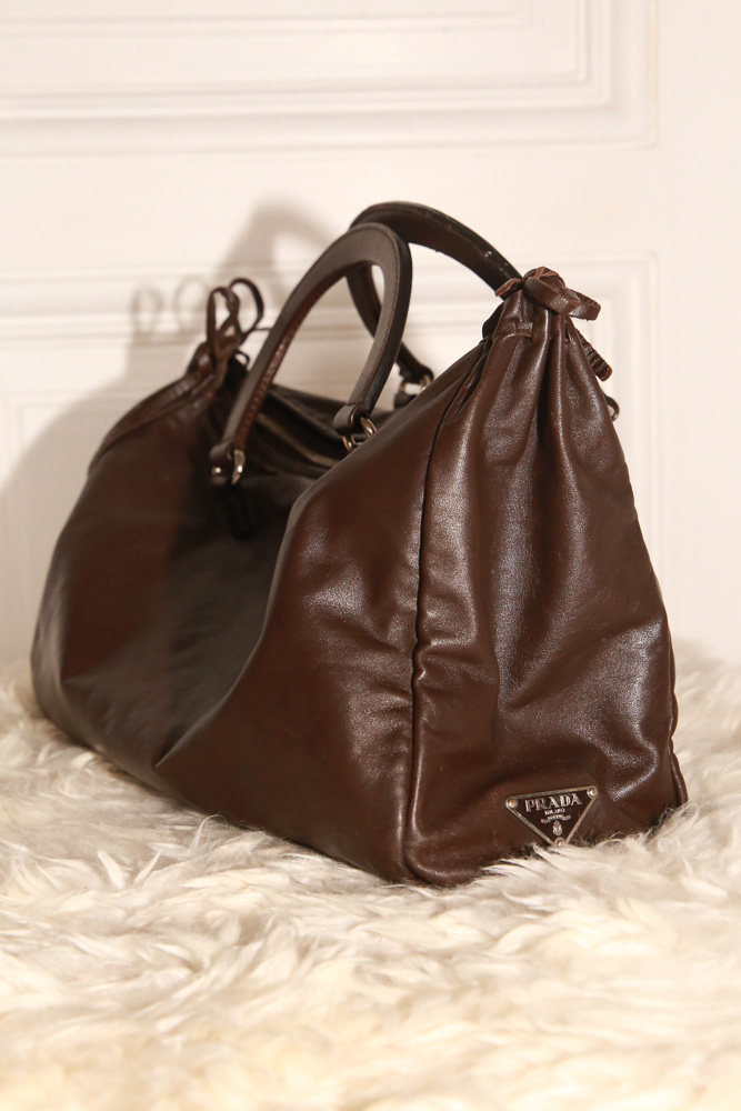 intage Prada Bowling Bag aus dunkelbraunem Nappa-Leder mit weicher Speedy-Silhouette und silberfarbener Hardware.