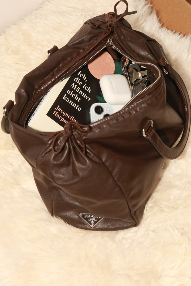 intage Prada Bowling Bag aus dunkelbraunem Nappa-Leder mit weicher Speedy-Silhouette und silberfarbener Hardware.