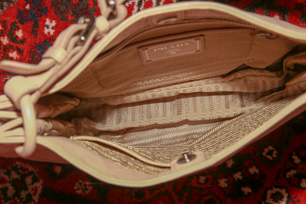 Prada Vintage Schultertasche in Beige aus butterweichem Leder mit silberfarbener Hardware und charakteristischem 2000er-Jahre Schulterriemen.