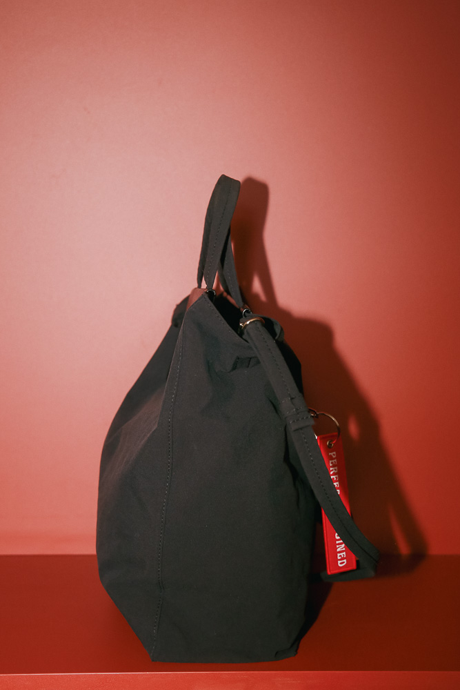Acne Studios Shopper aus Textil und Leder in Schwarz und Creme, minimalistische Designer Tote Bag in neuwertigem Zustand – Borsa Nera Wien