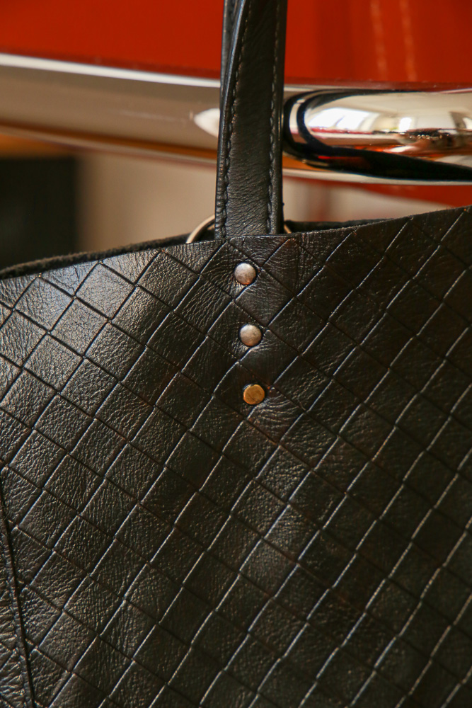 Bottega Veneta Shopper aus schwarzem Leder mit Intrecciato-Prägung, neu eingefärbt und restauriert, große Designer Tote – Borsa Nera Wien