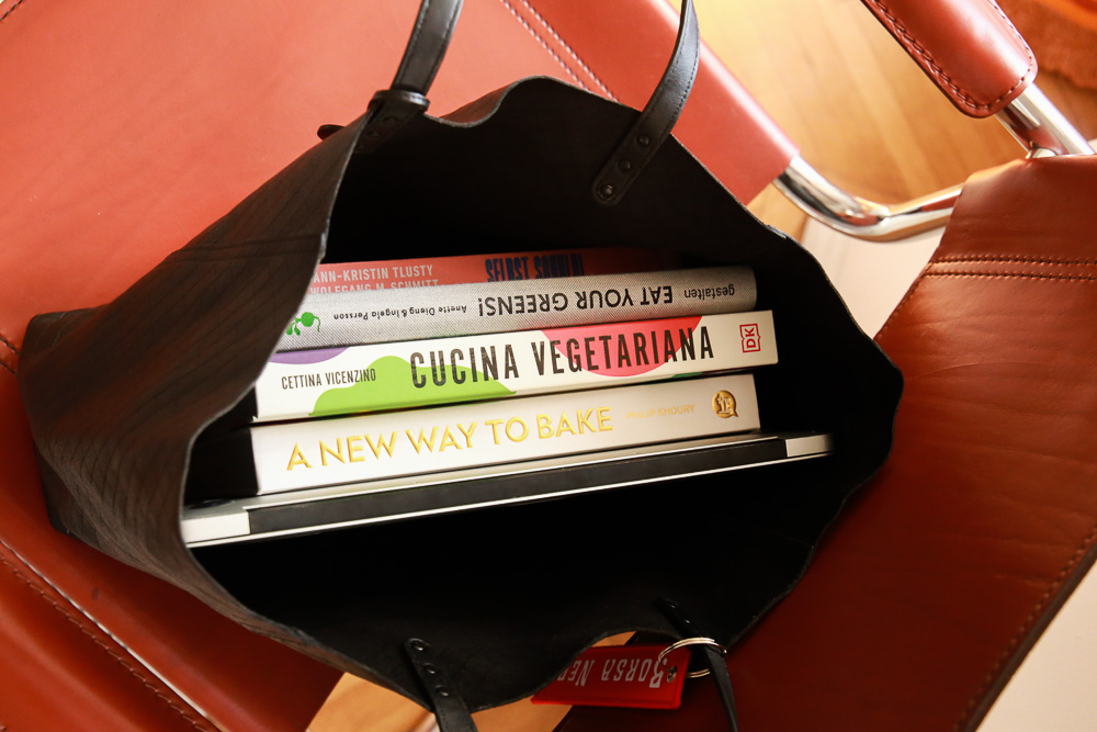 Bottega Veneta Shopper aus schwarzem Leder mit Intrecciato-Prägung, neu eingefärbt und restauriert, große Designer Tote – Borsa Nera Wien