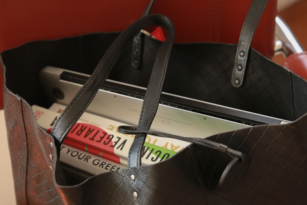 Bottega Veneta Shopper aus schwarzem Leder mit Intrecciato-Prägung, neu eingefärbt und restauriert, große Designer Tote – Borsa Nera Wien