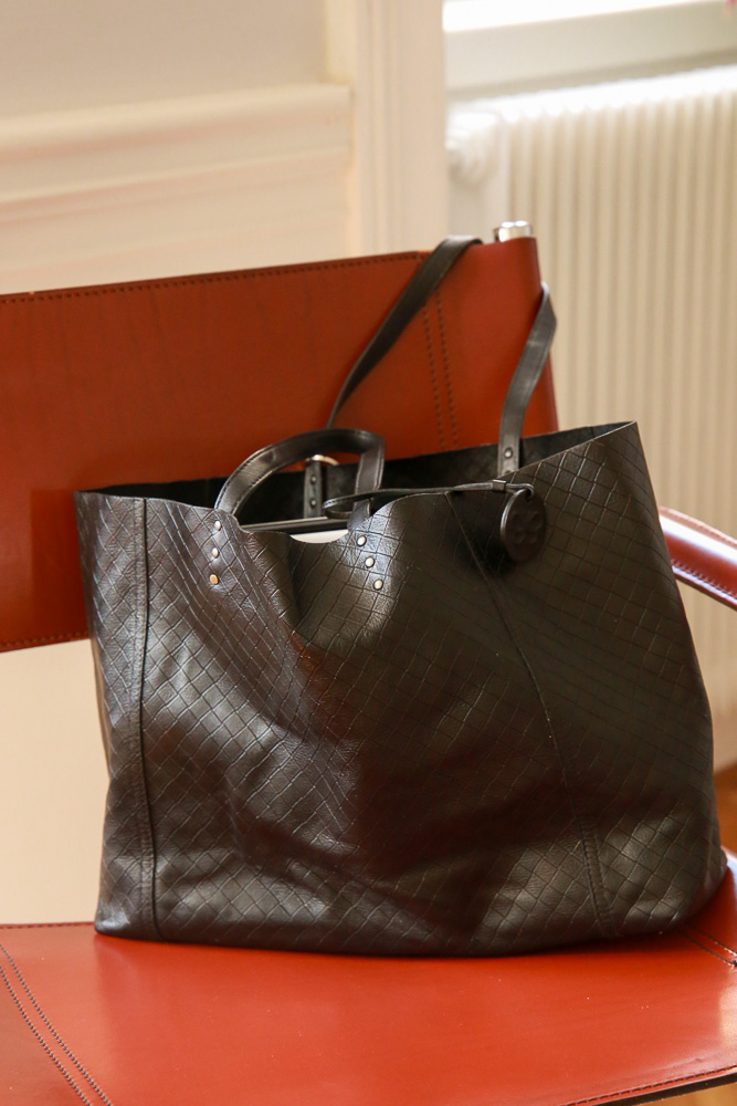 Bottega Veneta Shopper aus schwarzem Leder mit Intrecciato-Prägung, neu eingefärbt und restauriert, große Designer Tote – Borsa Nera Wien