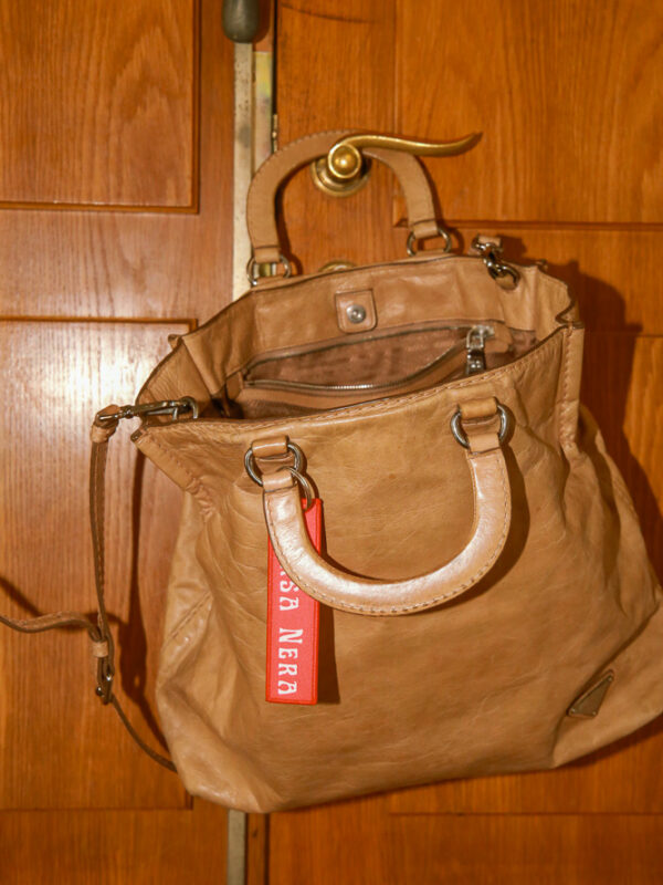 Prada Leder Shopper in Beige mit Crossbody-Gurt und dezentem Logo, große Designer Tasche in sehr gutem Zustand – Borsa Nera Wien