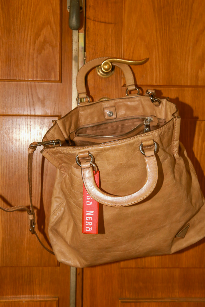 Prada Leder Shopper in Beige mit Crossbody-Gurt und dezentem Logo, große Designer Tasche in sehr gutem Zustand – Borsa Nera Wien