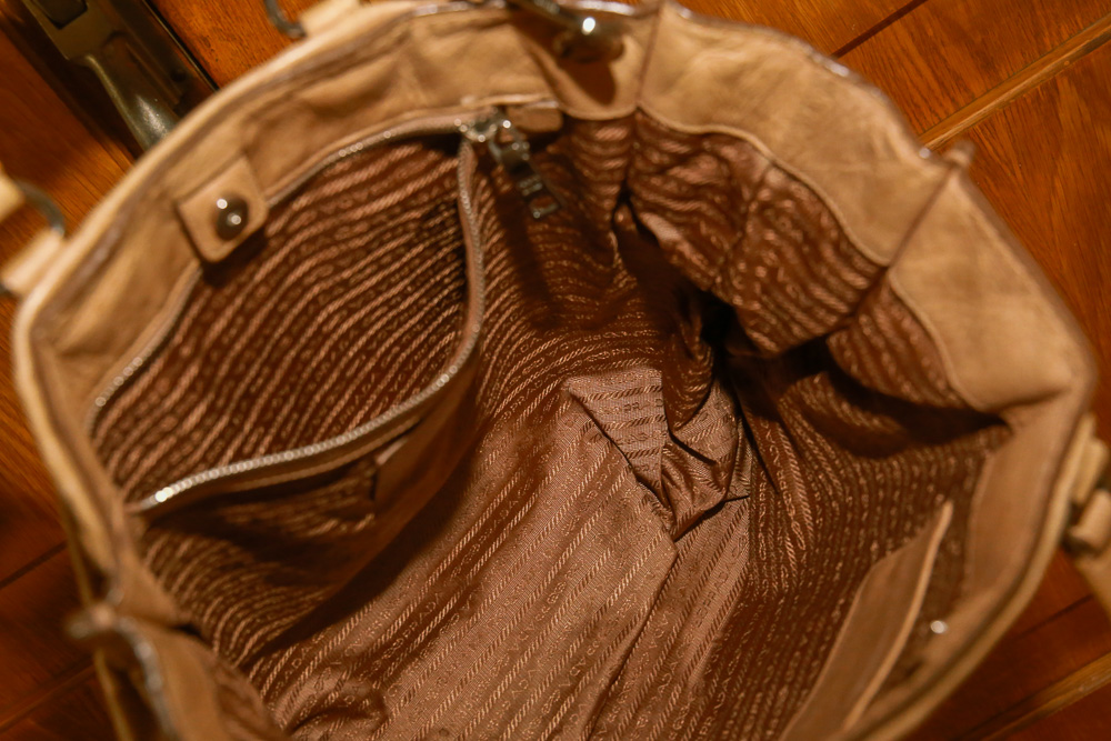 Prada Leder Shopper in Beige mit Crossbody-Gurt und dezentem Logo, große Designer Tasche in sehr gutem Zustand – Borsa Nera Wien