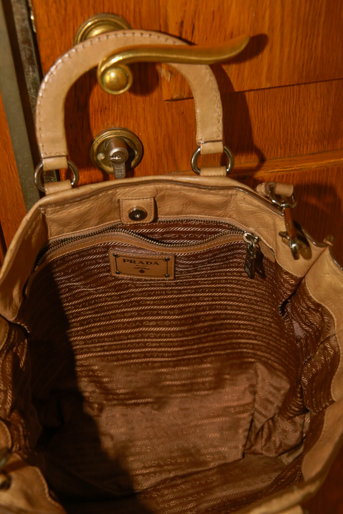 Prada Leder Shopper in Beige mit Crossbody-Gurt und dezentem Logo, große Designer Tasche in sehr gutem Zustand – Borsa Nera Wien