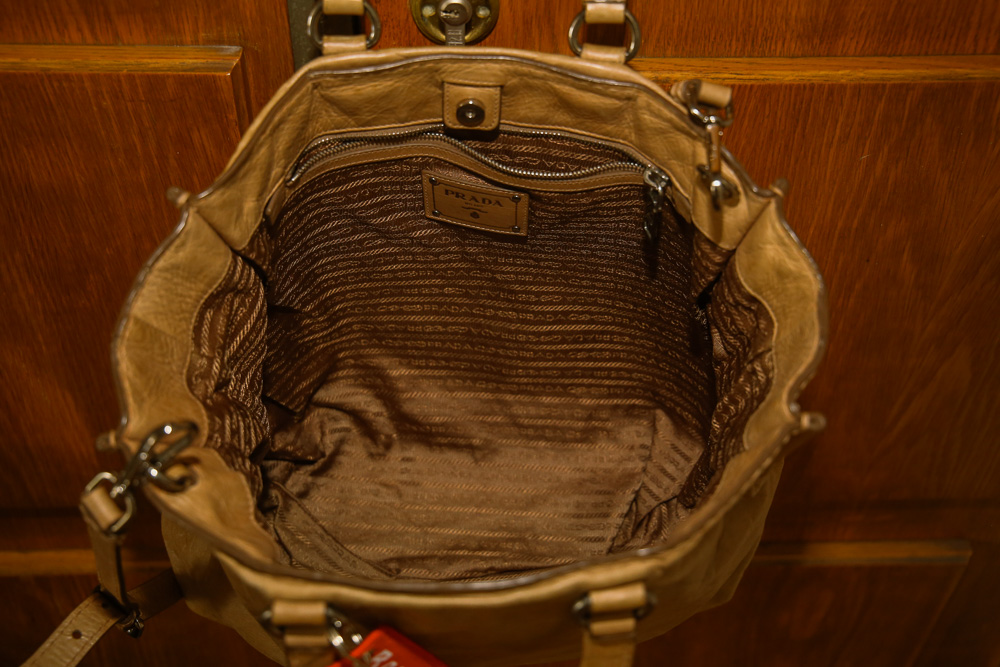 Prada Leder Shopper in Beige mit Crossbody-Gurt und dezentem Logo, große Designer Tasche in sehr gutem Zustand – Borsa Nera Wien