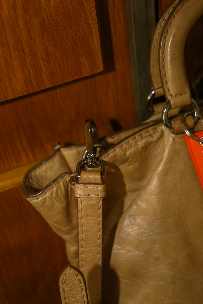 Prada Leder Shopper in Beige mit Crossbody-Gurt und dezentem Logo, große Designer Tasche in sehr gutem Zustand – Borsa Nera Wien