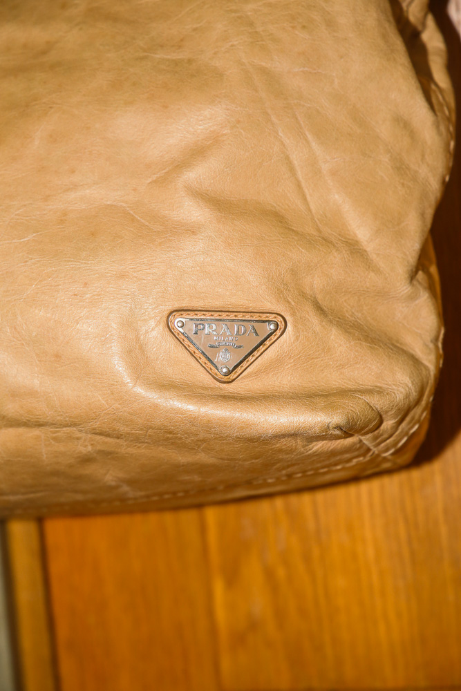 Prada Leder Shopper in Beige mit Crossbody-Gurt und dezentem Logo, große Designer Tasche in sehr gutem Zustand – Borsa Nera Wien