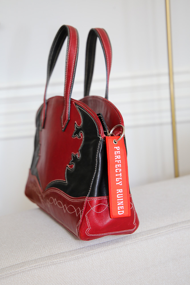 Etro Lederhandtasche in Rot und Schwarz mit dekorativen Nähten, strukturierte Designer Tasche in sehr gutem Zustand – Borsa Nera Wien