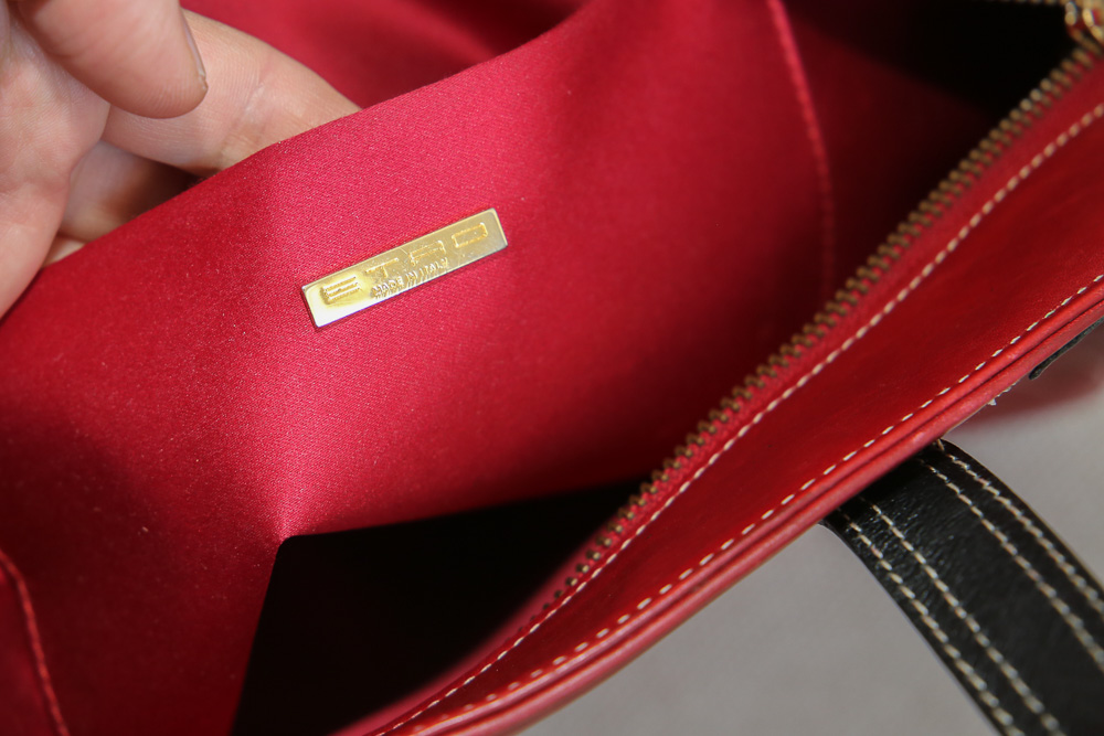 Etro Lederhandtasche in Rot und Schwarz mit dekorativen Nähten, strukturierte Designer Tasche in sehr gutem Zustand – Borsa Nera Wien