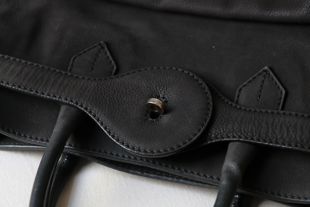 Balenciaga Lune Tote Bag aus schwarzem Leder mit markantem Verschluss, große Designer Tasche in sehr gutem Zustand – Borsa Nera Wien