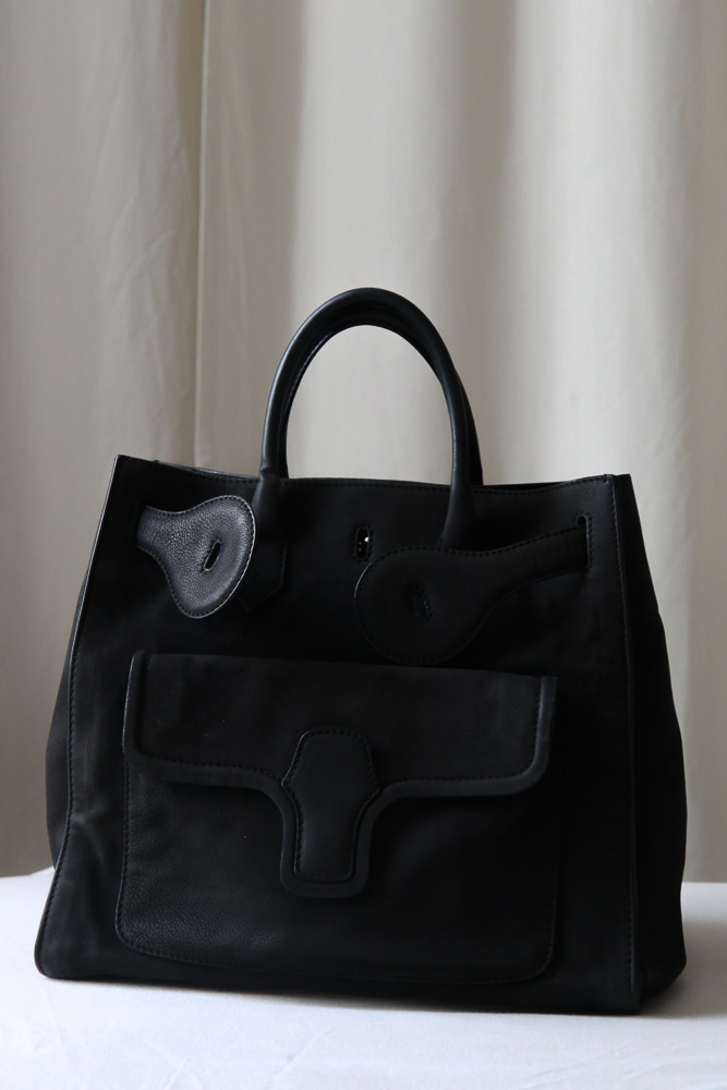 Balenciaga Lune Tote Bag aus schwarzem Leder mit markantem Verschluss, große Designer Tasche in sehr gutem Zustand – Borsa Nera Wien