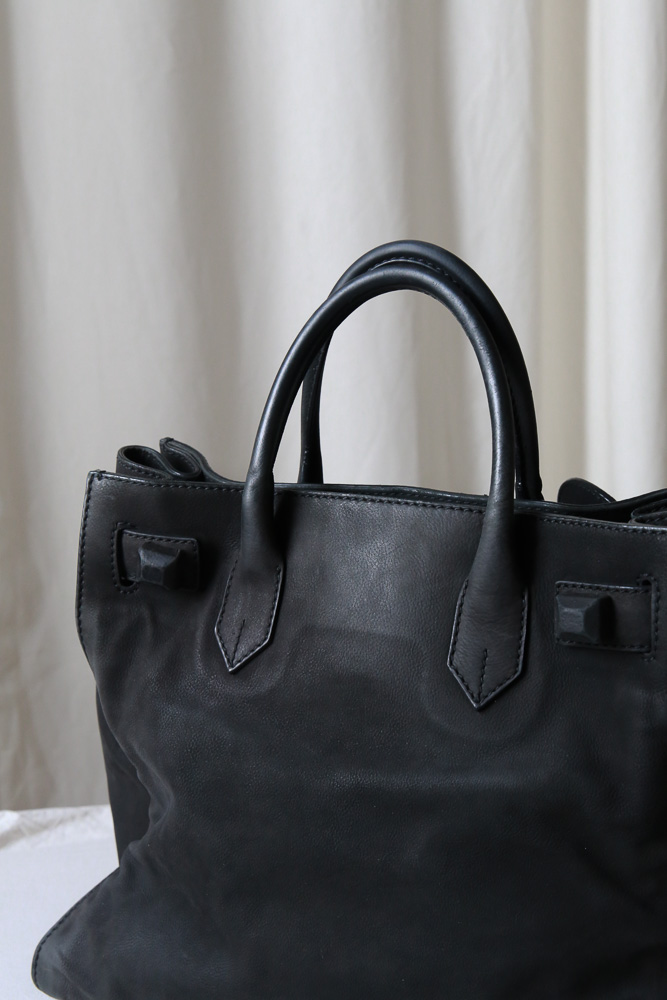 Balenciaga Lune Tote Bag aus schwarzem Leder mit markantem Verschluss, große Designer Tasche in sehr gutem Zustand – Borsa Nera Wien