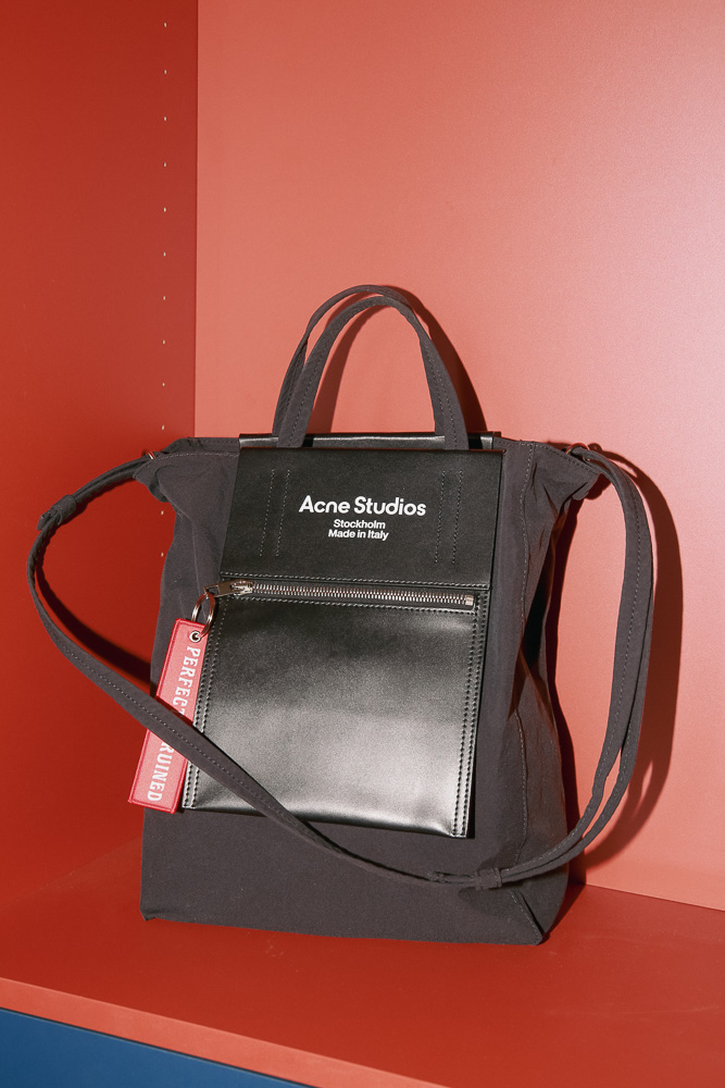 Acne Studios Shopper aus Textil und Leder in Schwarz und Creme, minimalistische Designer Tote Bag in neuwertigem Zustand – Borsa Nera Wien